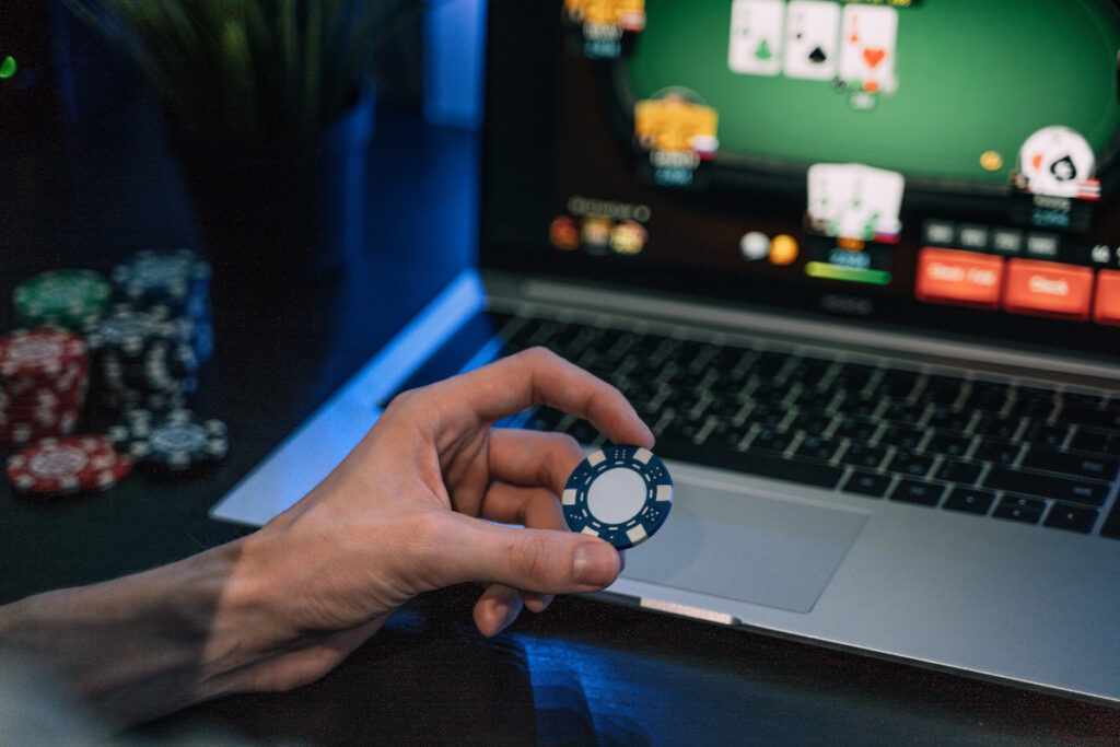 play online poker in laptop