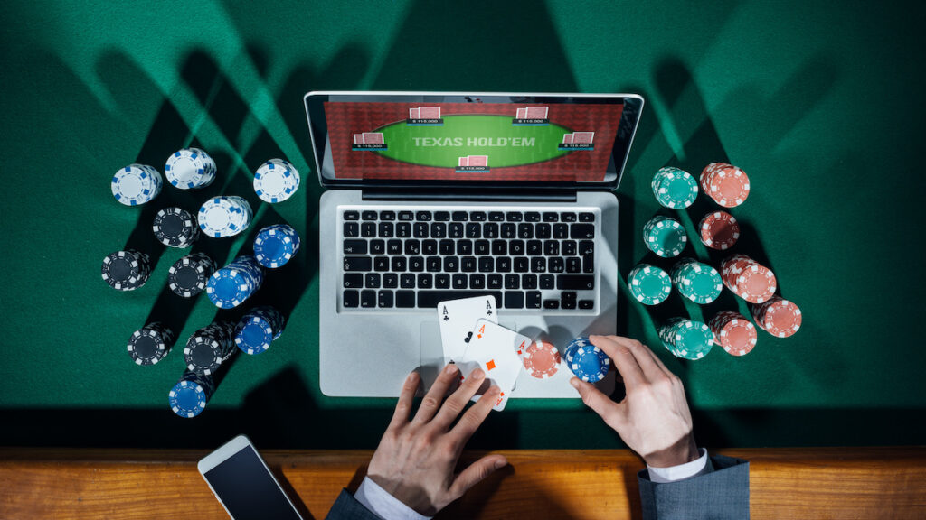 texas-holdem-laptop-and-chips